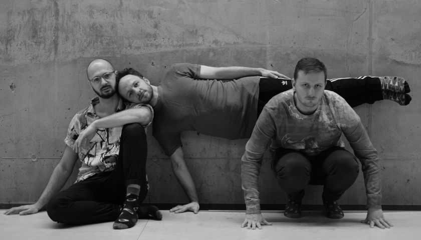Na zdjęciu: Szymon Kaczmarek, Mikołaj Karczewski i Żelisław Żelisławski – twórcy spektaklu „Walka o ogień”, fot. Andrzej Grabowski