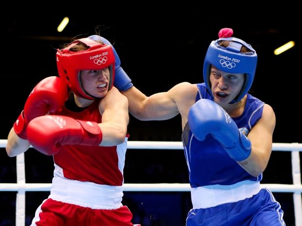 Zofia Oczigawa (P) i Katie Taylor w walce o złoto (fot. Getty Images)