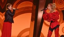  Cleo i Ola Antoniak w piosence „Valerie” Amy Winehouse. Ola ma na sobie czerwoną sukienkę i kurtkę skórzaną, a Cleo ubrana jest w czerwone lateksowe spodnie i bluzkę z bufiastymi rękawami.