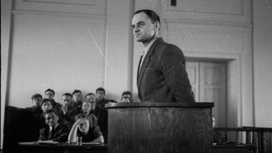 Witold Pilecki składa zeznania przed Wojskowym Sądem Rejonowym w Warszawie w marcu 1948. Został oskarżony o współpracę z wywiadem obcego mocarstwa i skazany na karę śmierci. Wyrok wykonano. Fot.  PAP/Stanisław Dąbrowiecki
