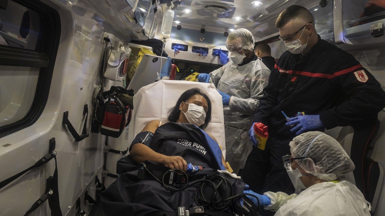 Z powodu zakażenia do szpitali przyjęto w ciągu ostatniej doby 2486 chorych (fot. Veronique de Viguerie/Getty Images)