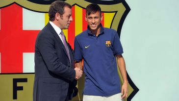 Sandro Rosell i Neymar po transferze Brazylijczyka do FC Barcelona, 3 czerwca 2013 roku (Fot. Getty)