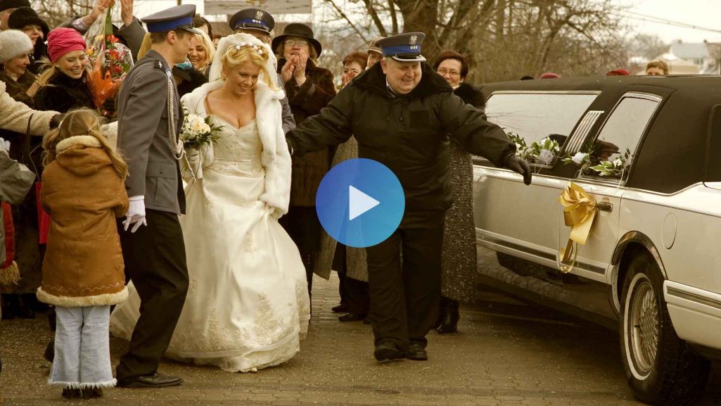 „U Pana Boga w ogródku” przenosi widzów do Królowego Mostu, gdzie życie małej społeczności balansuje między tradycją a nowoczesnością. Fot. TVP