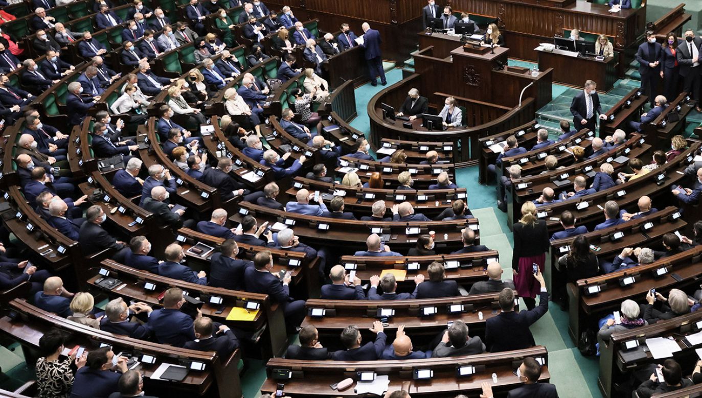 PO zmniejsza dystans do partii rządzącej (fot. PAP/Leszek Szymański)