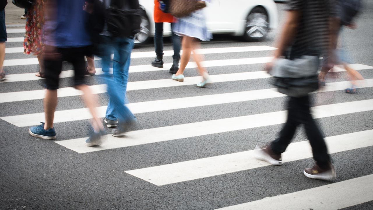 Większość z nas funkcjonuje jako dorośli w podwójnej roli: kierowców i pieszych (fot. Shutterstock/HUANSHENG XU) Większość z nas funkcjonuje jako dorośli w podwójnej roli: kierowców i pieszych (fot. Shutterstock/HUANSHENG XU)