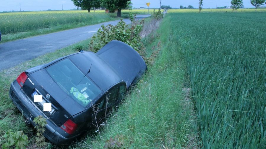 W miejscowości Konary (gm. Osięciny) kierowca zjechał z drogi do rowu (Fot. KPP Radziejów)