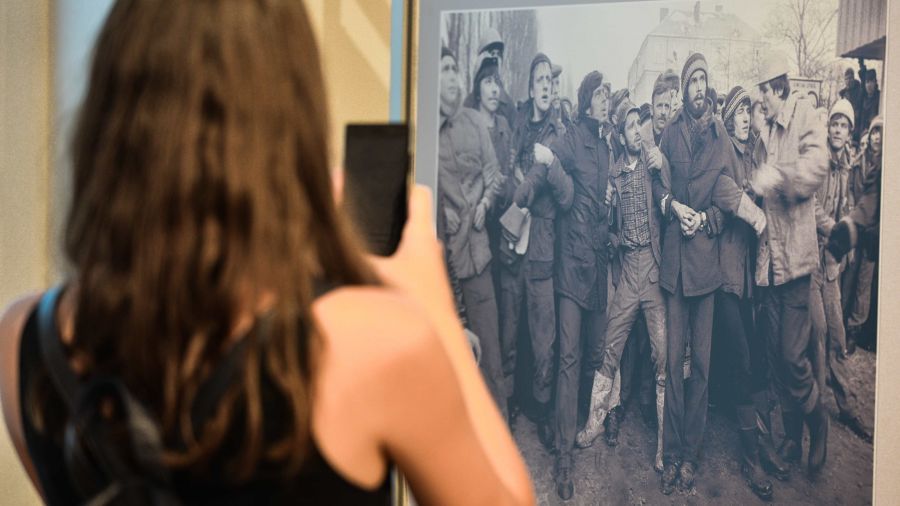 Zdjęcie Bogusława Nieznalskiego ze Stoczni Gdańskiej z 15 grudnia 1981 roku, zatytułowane „No pasaran!” na wystawie z okazji 37. rocznicy Sierpnia '80. Fot.  Artur Widak/NurPhoto via Getty Images