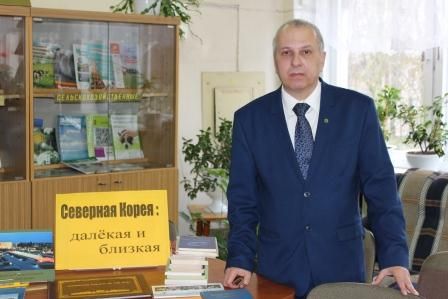 Уручэнне ўзнагароды Сяргею Дзявятых. (Фота: kcna.kp)