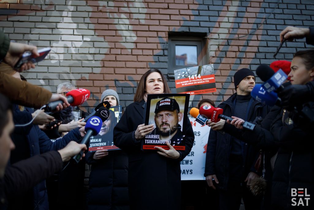 8 сакавіка Святлана Ціханоўская прыйшла да будынку амбасады Беларусі ў Літве з партрэтам мужа. У гэты дзень спаўняецца год, як Сяргей Ціханоўскі застаецца без сувязі з вонкавым светам. Беларуская лідарка звярнулася да генеральнага сакратара ААН Антонью Гутэрыша з просьбай умяшацца ў сітуацыю з палітвязнямі ў Беларусі. Вільня, Літва. 8 сакавіка 2024 года. (Фота: Белсат)