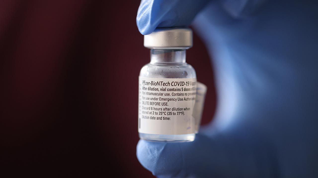 W Izraelu  używa się prawie wyłącznie szczepionki Pfizer-BioNTech  (fot. Scott Olson/Getty Images)