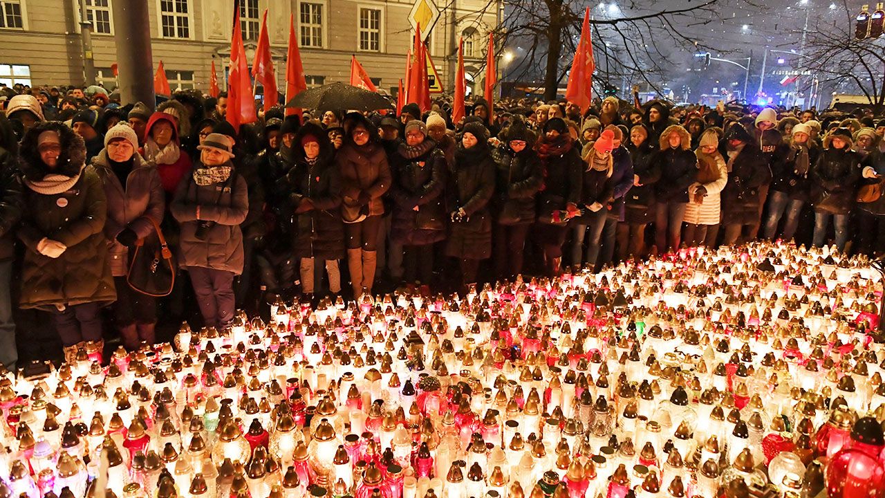 Gdańszczanie zgromadzili się, 15 bm. przed Urzędem Miasta w Gdańsku - oddają hołd zmarłemu prezydentowi miasta Pawłowi Adamowiczowi (fot. PAP/Adam Warżawa) Gdańszczanie zgromadzili się, 15 bm. przed Urzędem Miasta w Gdańsku - oddają hołd zmarłemu prezydentowi miasta Pawłowi Adamowiczowi (fot. PAP/Adam Warżawa)