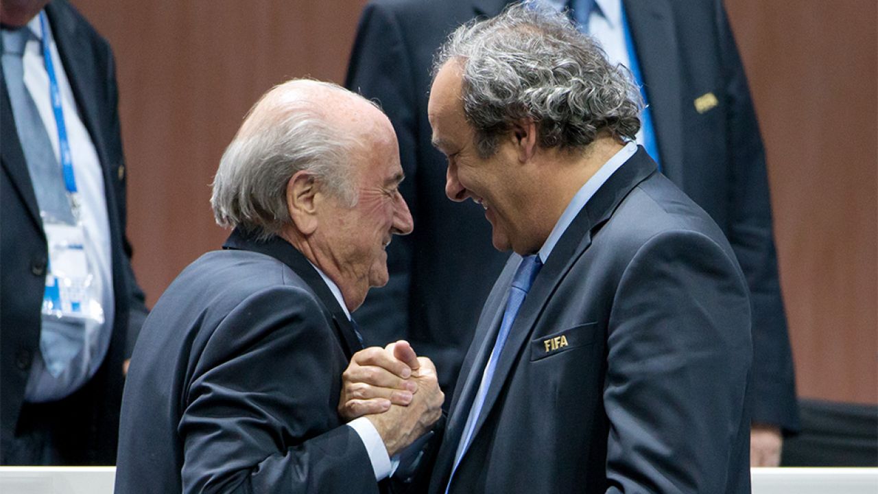 Sepp Blatter i Michel Platini mają zakaz działania w futbolu (fot. Philipp Schmidl/Stringer/Getty)
