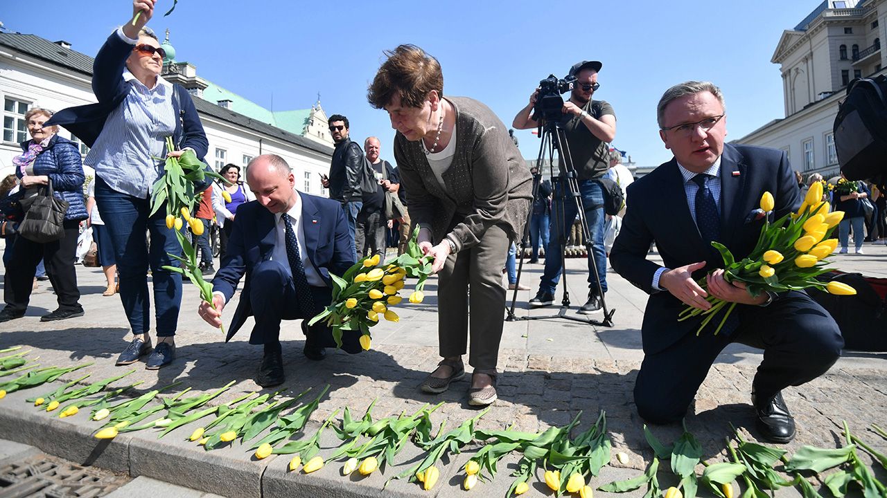 Kwiaty przed Pałacem Prezydenckim (fot. arch.PAP/Bartłomiej Zborowski)