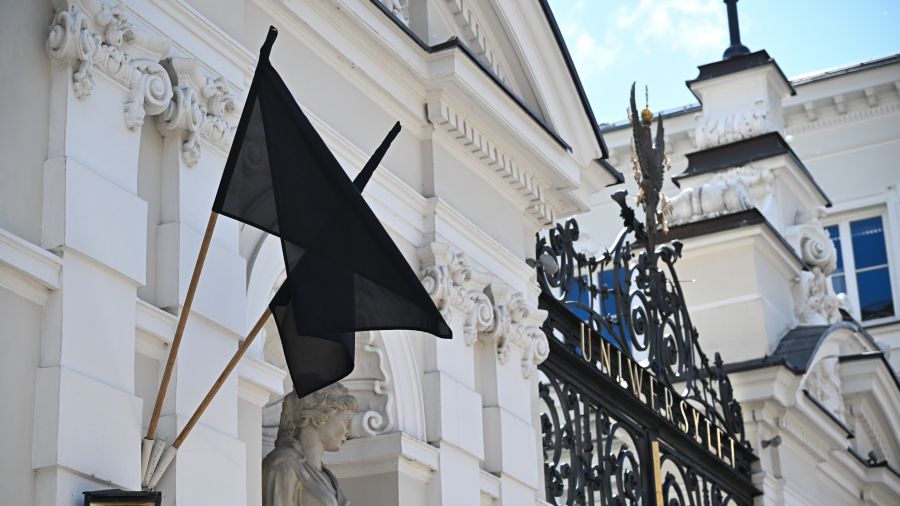 Zbiórka po tragedii na UW. Rodzina ofiary przestrzega przed wyłudzeniami / fot. PAP/Radek Pietruszka