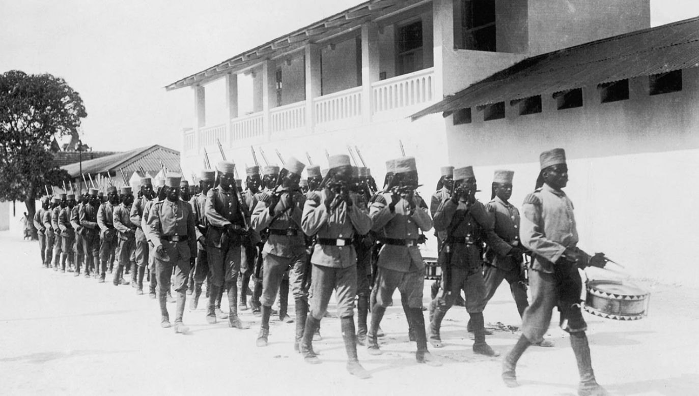 Tanzańscy rekruci pod niemiecką komendą, około 1914 r. (fot. Hulton Archive/Getty Images)