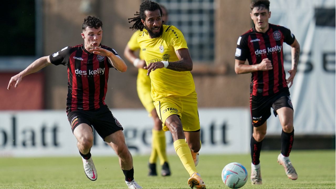 Zawodnik F91 Dudelange Nelito Carlos da Cruz (Vova) przy piłce (fot. Getty)
