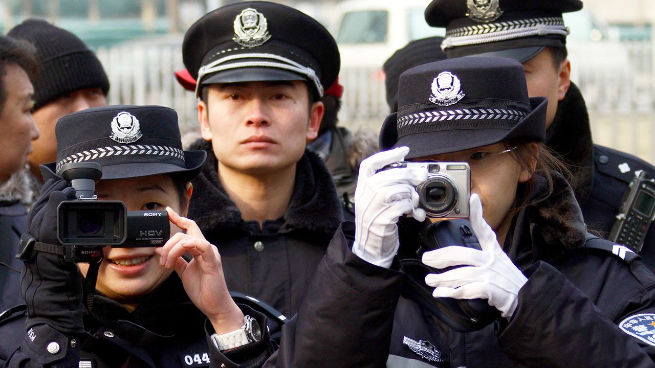 Chińska policja stawia na monitoring i wykorzystuje sztuczną inteligencję (fot. REUTERS/David Gray)