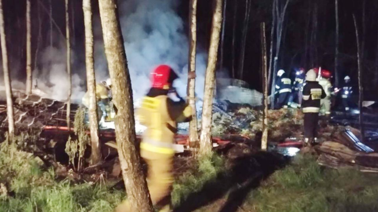 Pożar stadniny koni w Budach Michałowskich (fot. Facebook/OSP Międzyborów)