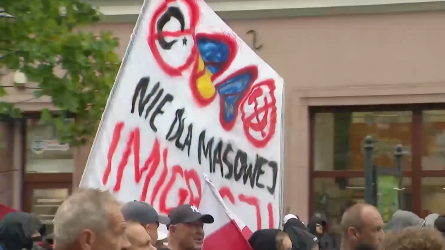 Marsz antyimigracyjny w Poznaniu, kibice Lecha Poznań, Konfederacja (fot. zdj. ilustr., TVP Łódź)