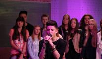 Dawid Kwiatkowski na scenie PnŚ w utworze  „Droga” /fot. Agencja Forum/