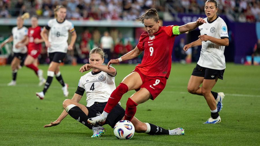 Ewa Pajor w starciu z Niemkami (fot. Pascal Kesselmark/Eurasia Sport Images/Getty Images)