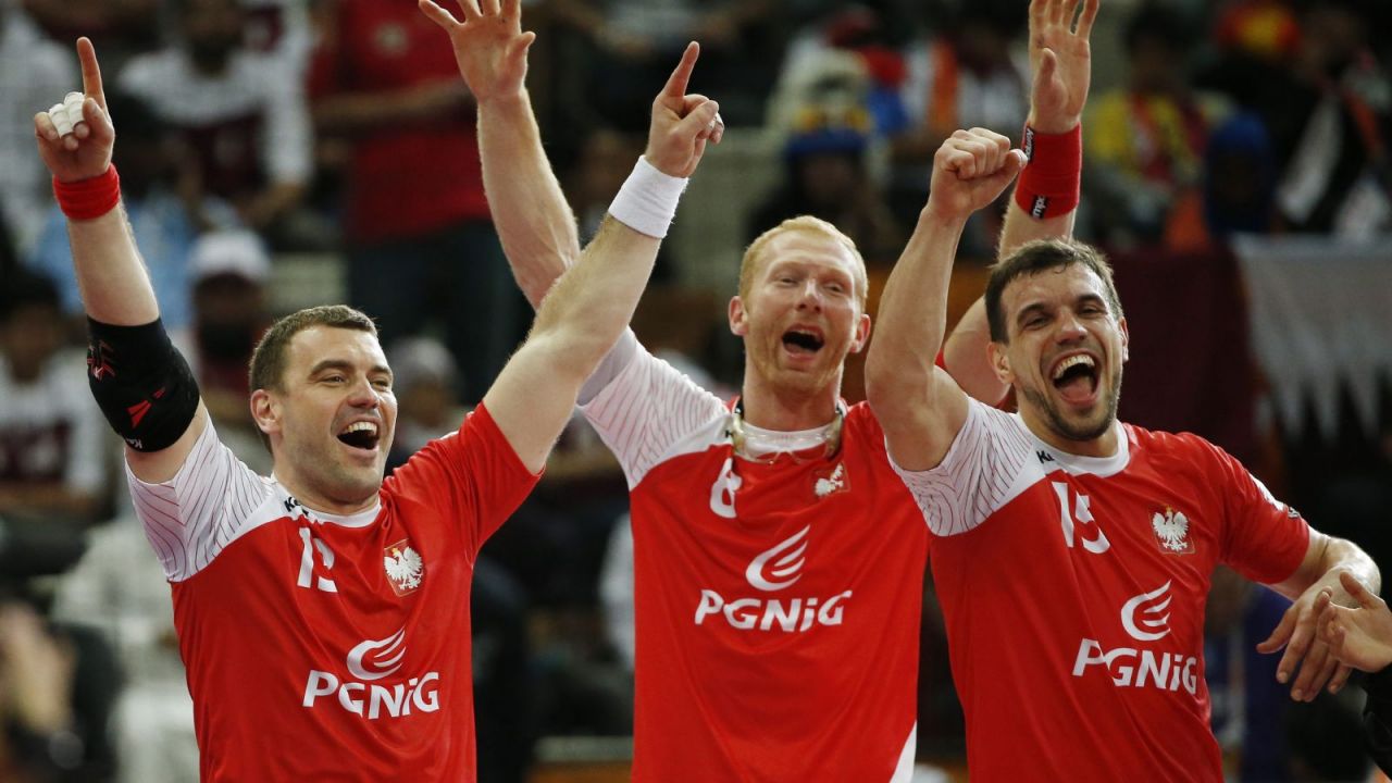 Michał Jurecki (na zdjęciu z prawej) dołączył do sztabu reprezentacji Polski U21 prowadzonej przez Bartosza Jureckiego (na zdjęciu z lewej) (fot. PAP / EPA)