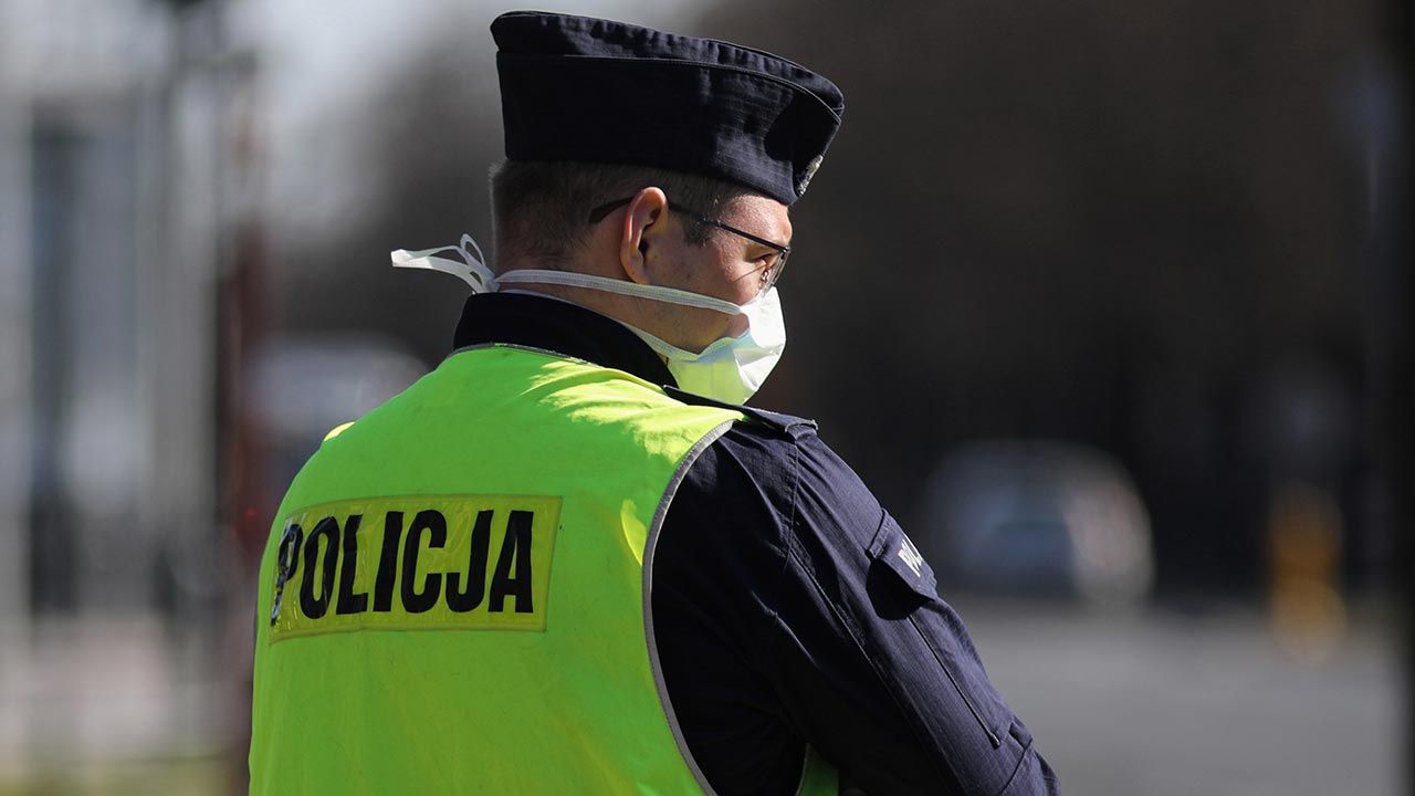 Nietypowe zachowanie podczas interwencji policji (fot. PAP/Leszek Szymański) Nietypowe zachowanie podczas interwencji policji (fot. PAP/Leszek Szymański)