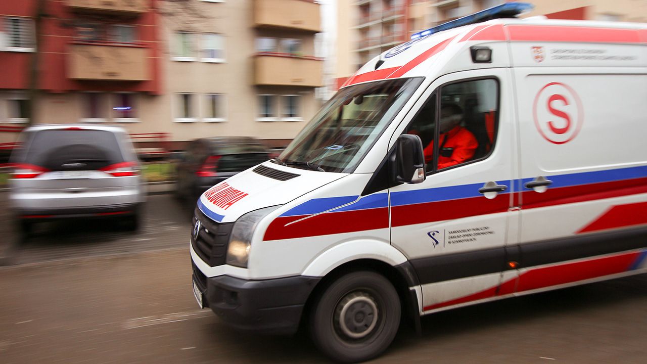Dwie ranne osoby to kierowca samochodu osobowego i ratownik medyczny (fot. Shutterstock/canon_shooter )