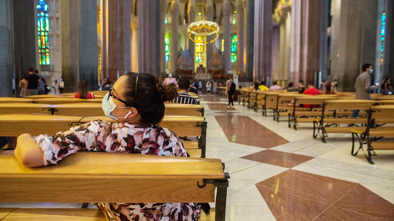 Na mszy w Sagrada Familia mogło być 10 osób. Turyści mogli zająć połowę miejsc (fot. Thiago Prudêncio/SOPA Images/LightRocket via Getty Images) Na mszy w Sagrada Familia mogło być 10 osób. Turyści mogli zająć połowę miejsc (fot. Thiago Prudêncio/SOPA Images/LightRocket via Getty Images)