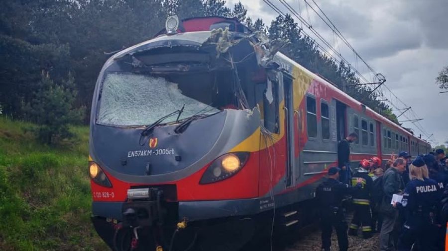 Pociąg został uszkodzony po uderzeniu w słup trakcji (fot. nadesłane Beata Kr.)