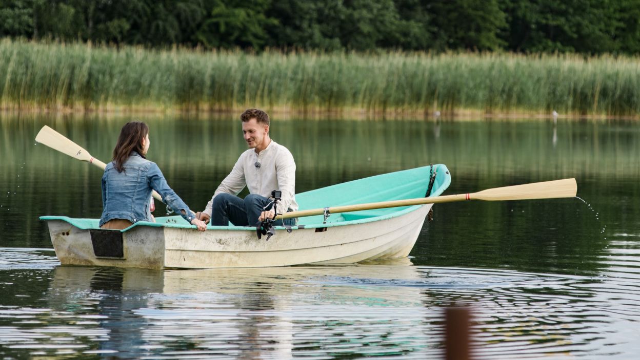 Maciej na randkę w łódce na jeziorze zaprosił Ilonę. Już w samochodzie próbował flitować. – Ty mi się najbardziej podobasz –  zadeklarował (fot. TVP)