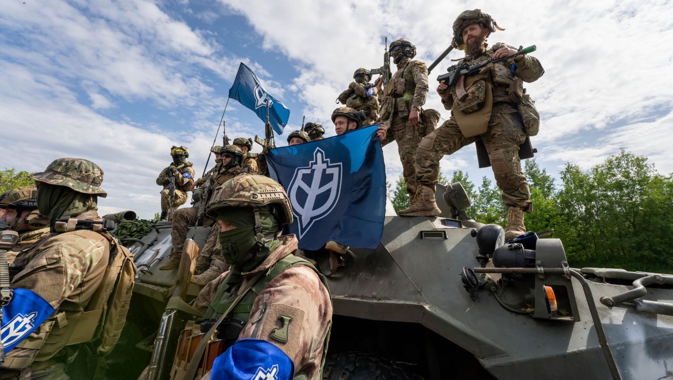 Obwód Sumski na Ukrainie, 24 maja 2023. Żołnierze Rosyjskiego Korpusu Ochotniczego po powrocie z ataku dywersyjnego na pozycje rosyjskie w Biełgorodzie. Fot.  PAP/Mykola Kalyeniak.