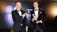 Gianni Infantino, Robert Lewandowski (fot. Getty)
