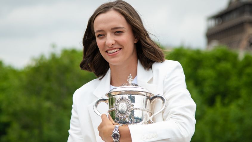 Niedzielna sesja zdjęciowa Igi Świątek na paryskim moście Bir-Hakeim po wygranej we French Open 2022 (fot. Getty)