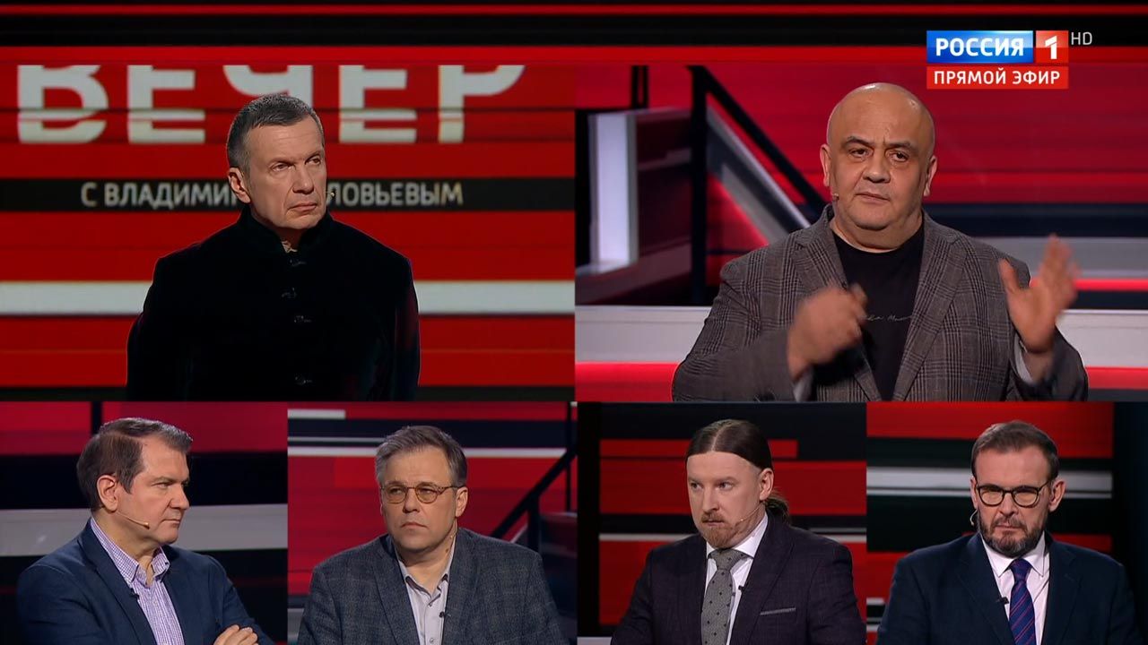Władimir Sołowjow (na górze z lewej) i goście jego propagandowego programu na antenie Rossija 1 (fot. smotrim.ru)