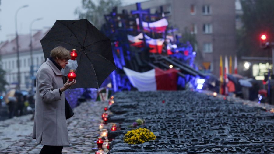 Uroczystości pod Pomnikiem Poległym i Pomordowanym na Wschodzie przy ulicy Muranowskiej w Warszawie, w ramach centralnych obchodów 78. rocznicy agresji sowieckiej na Polskę. 17 września 2017 r. Fot. PAP/Tomasz Gzell