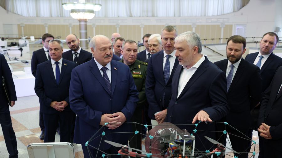 Аляксандр Лукашэнка на выставе расейскіх беспілотнікаў. Менск, Беларусь. 6 сакавіка 2025 года. Фота: president.gov.by