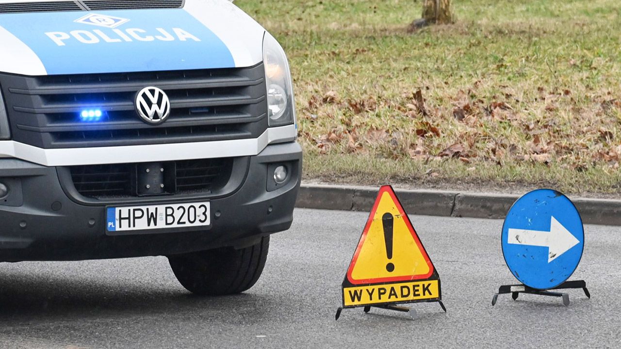 Tragiczny wypadek na trasie A2. Dachowanie po zderzeniu z ciężarówką