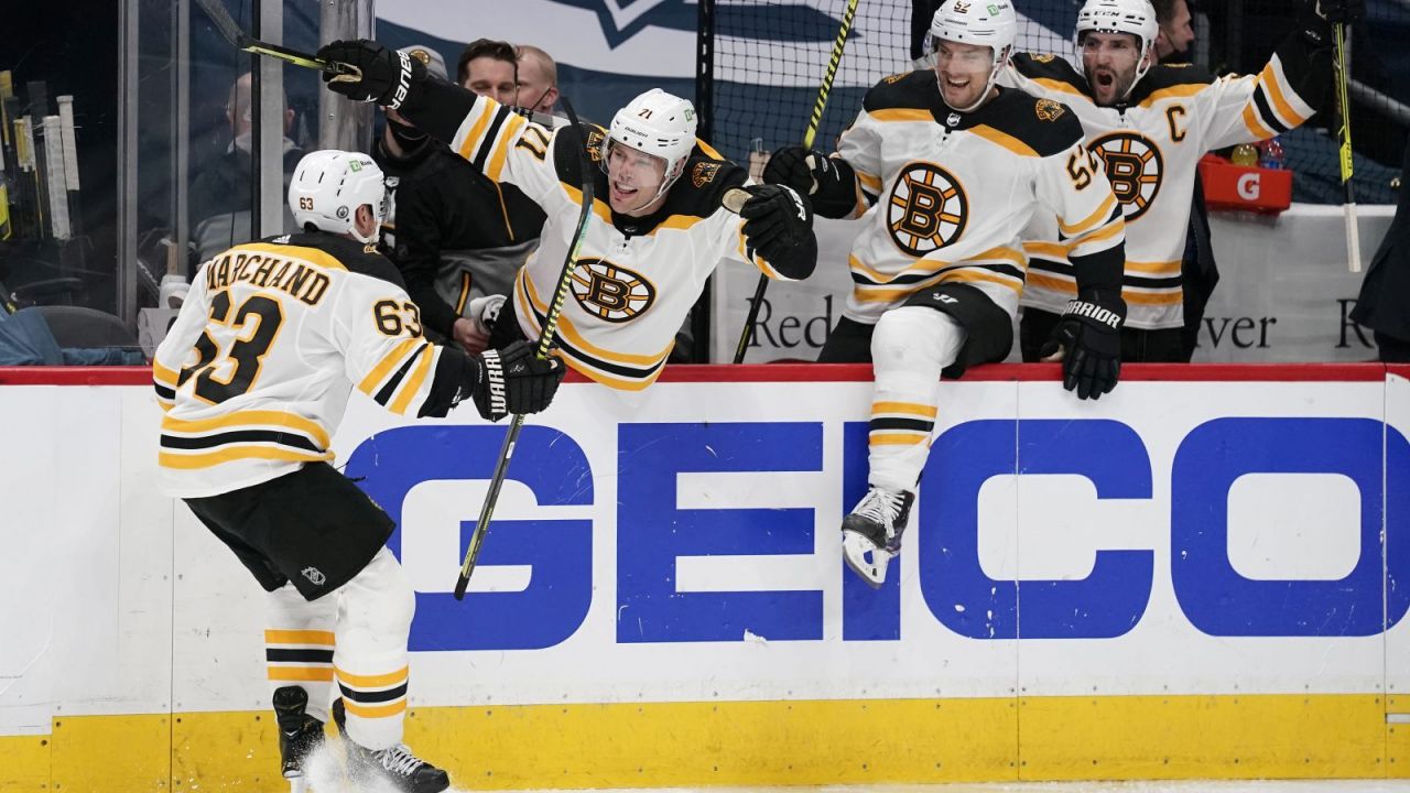 Brad Marchand cieszy się z gola w dogrywce meczu z Capitals