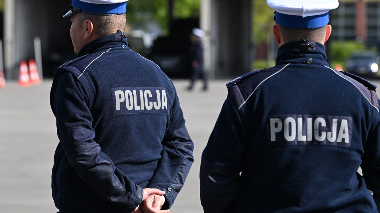 Policjanci zastali na miejscu leżącego z raną klatki piersiowej 51-latka, który nie dawał oznak życia (fot. PAP/Darek Delmanowicz)