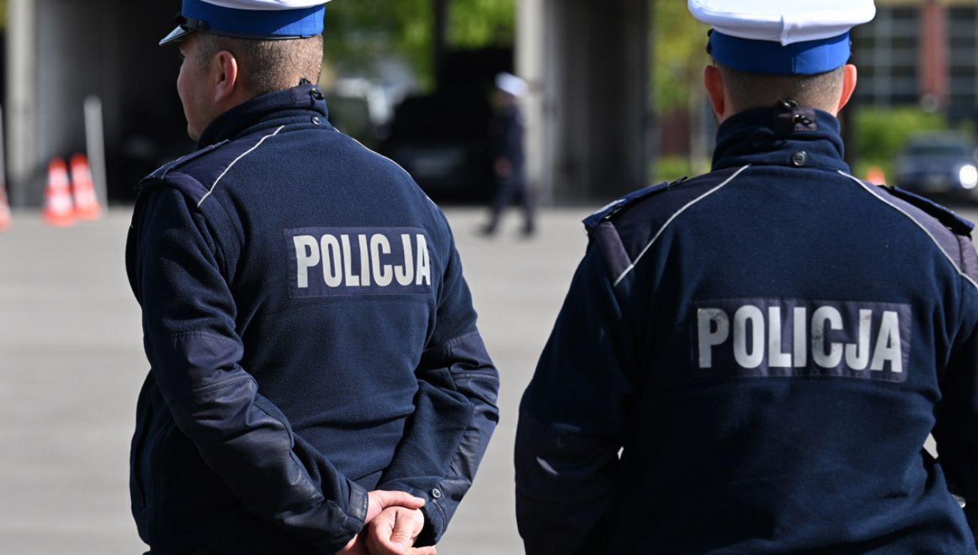 Policjanci zastali na miejscu leżącego z raną klatki piersiowej 51-latka, który nie dawał oznak życia (fot. PAP/Darek Delmanowicz)