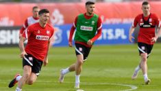 Robert Lewandowski i Jakub Moder przyjęli szczepionkę przeciwko Covid-19 (fot. PAP)