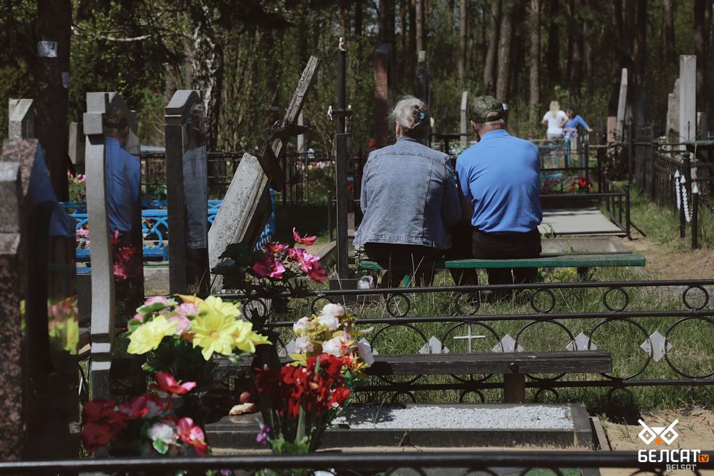 Здымак мае ілюстрацыйны характар. Беларусы адзначаюць Радаўніцу. Барысаў, Беларусь. (Фота: Цімур Котаў / Белсат)