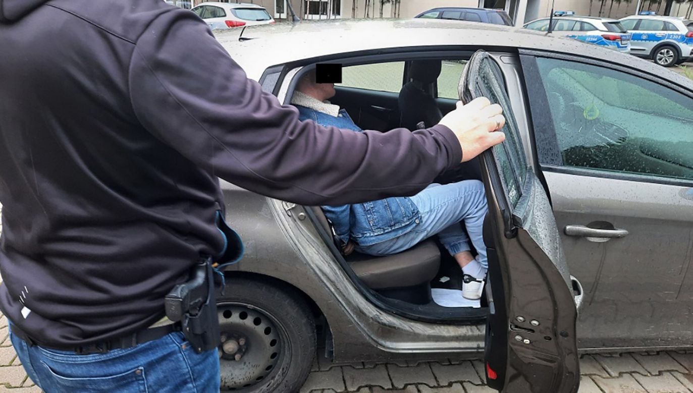 Mężczyzna, próbując uciec samochodem, potrącił policjanta (fot. policja.pl, zdjęcie ilustracyjne)