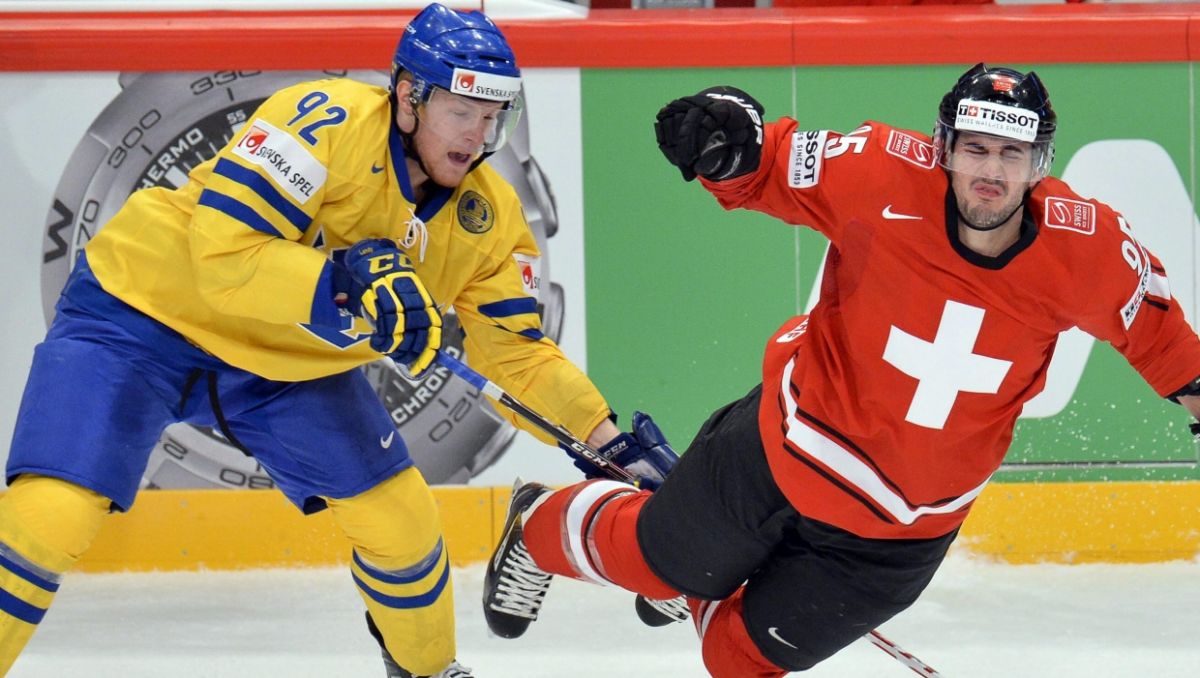 Hokeiści reprezentacji Szwajcarii i Szwecji (fot. PAP/EPA)