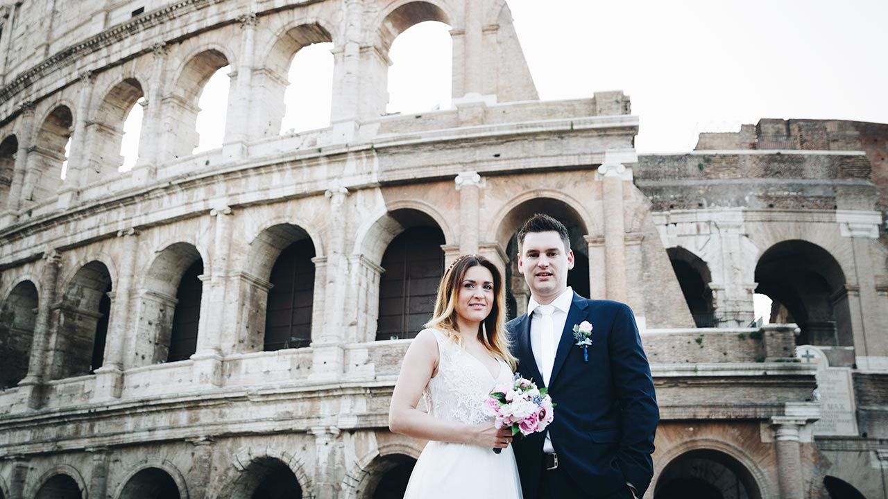 Nowożeńcy przed Koloseum w Rzymie (fot. Shutterstock)