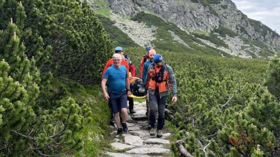 Jak Powinien Zachowywac Sie Turysta Podczas Zwiedzania Polski turysta sprowadzony z Gerlacha