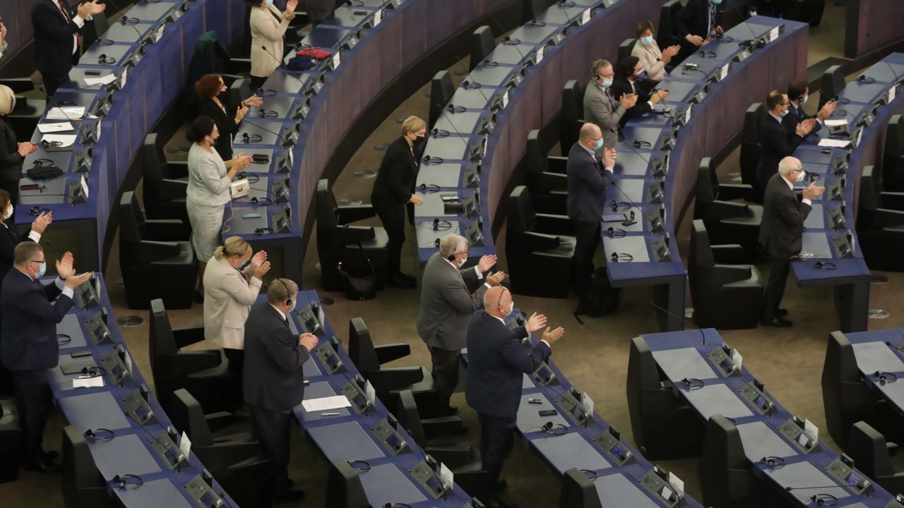 Europosłowie podczas posiedzenia PE w Strasburgu (fot. PAP/Albert Zawada)