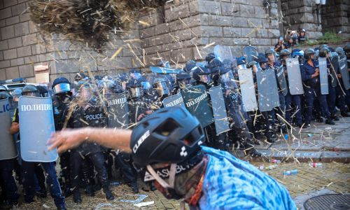 Najgoręcej jest przed instytucjami rządowymi. Fot. EPA/Borislav Troshev