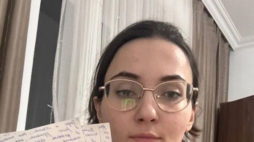 Laura Awtorchanowa. Selfie z oświadczeniem, że odeszła od krewnych z własnej woli. Zdjęcie opublikowane przez obrońców praw człowieka.